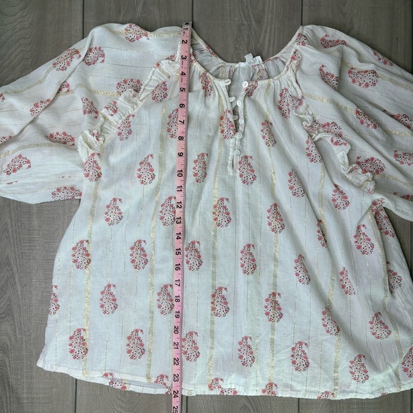 A Loves A White Blouse - Picture 3 of 6